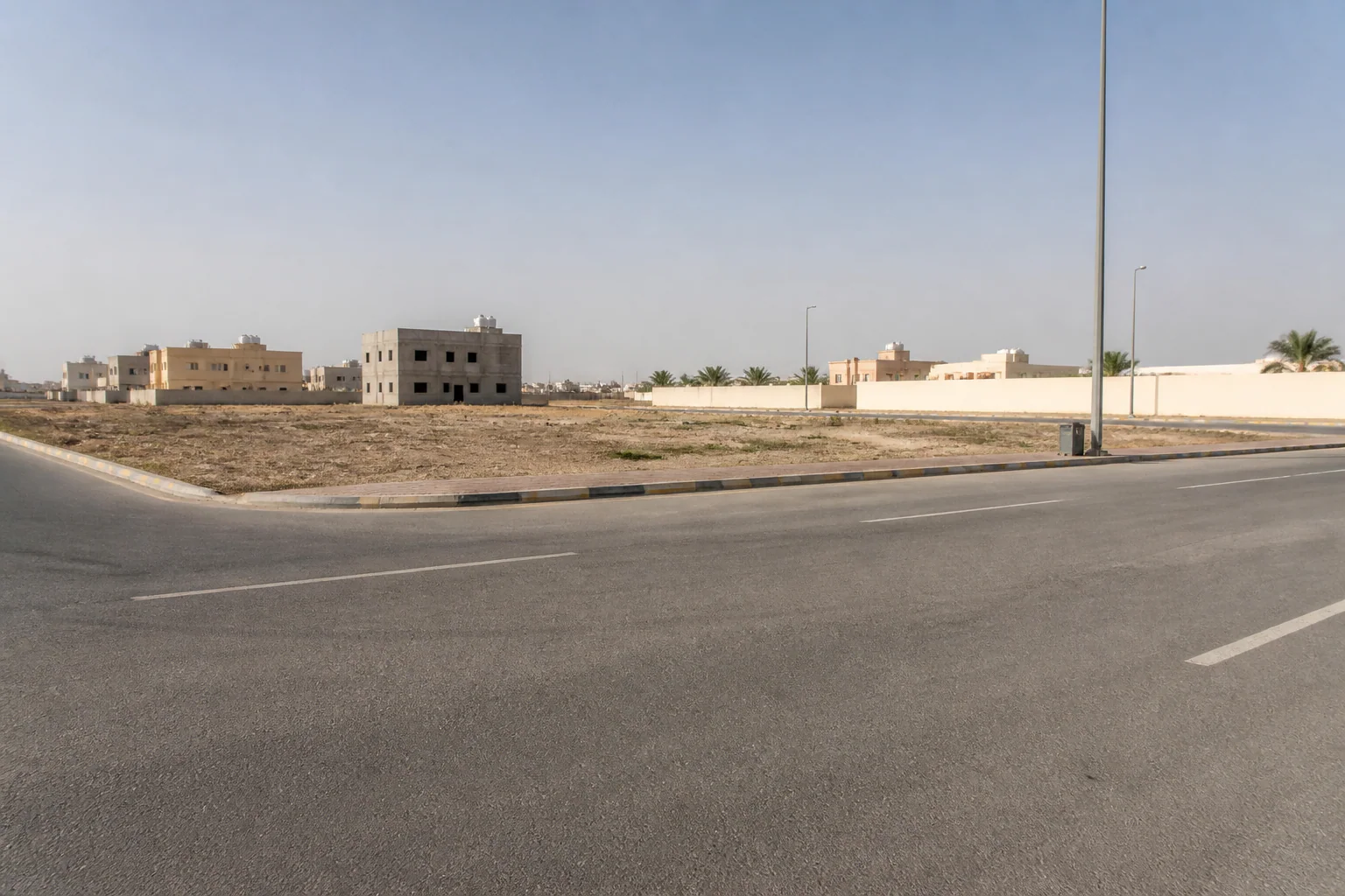 أرض تجارية على محور رئيسي